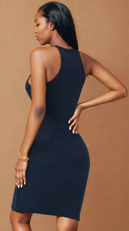 Femme portant une robe moulante noire tendance, vue de dos, 974 Réunion, fond beige.