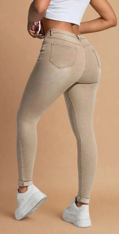 Femme portant jean skinny beige et baskets blanches, mode 974 Réunion tendance