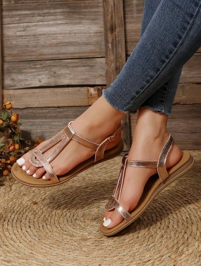 Sandales femme dorées tendance, 974 Réunion, portées avec jean, sur tapis tressé