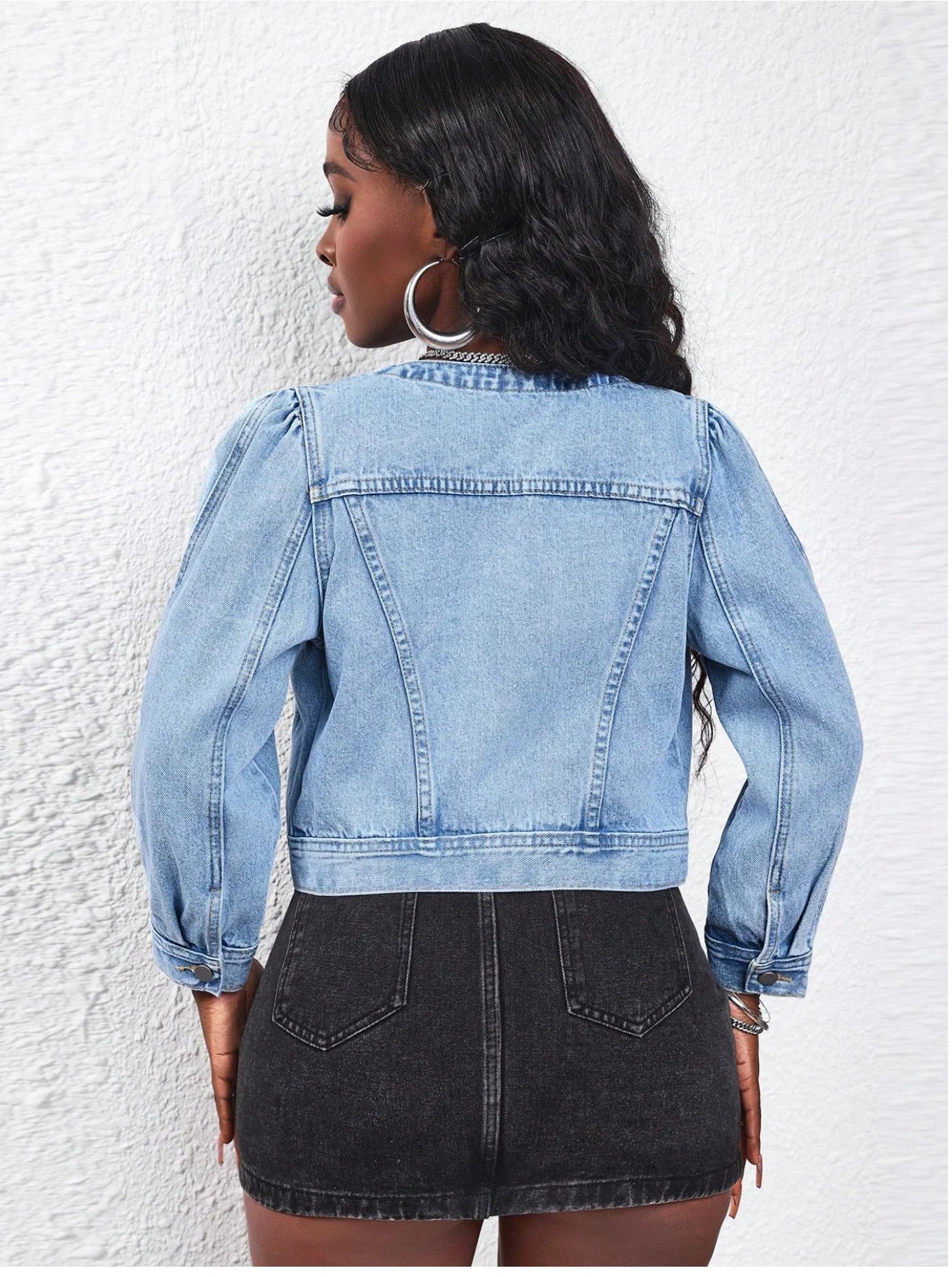 Veste en jean femme vue de dos, mode tendance 974 Réunion, jupe noire courte